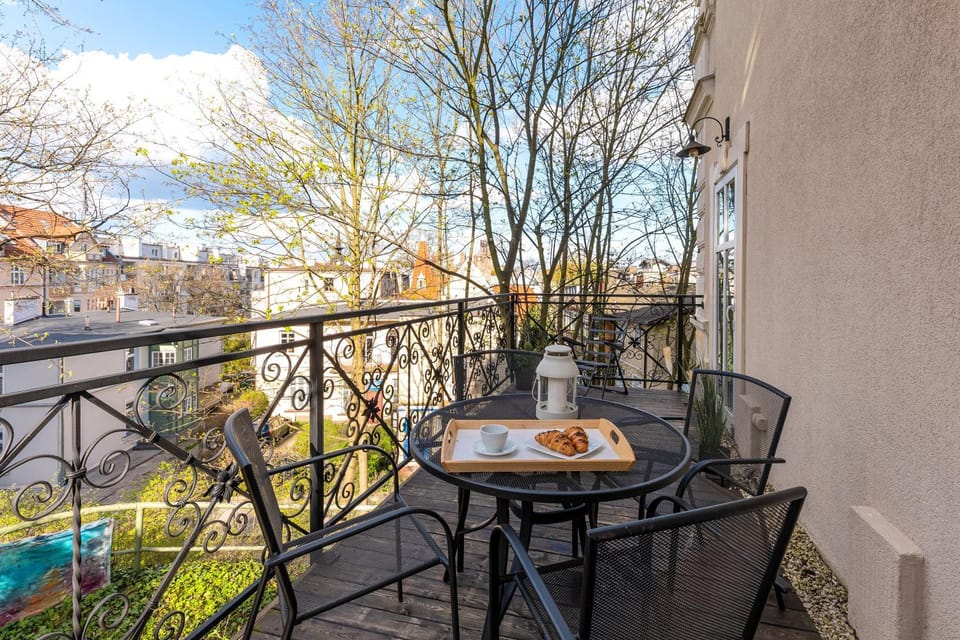 Property building, Spring, Day, View (from property/room), Balcony/Terrace, Food and drinks, Seating area, Food