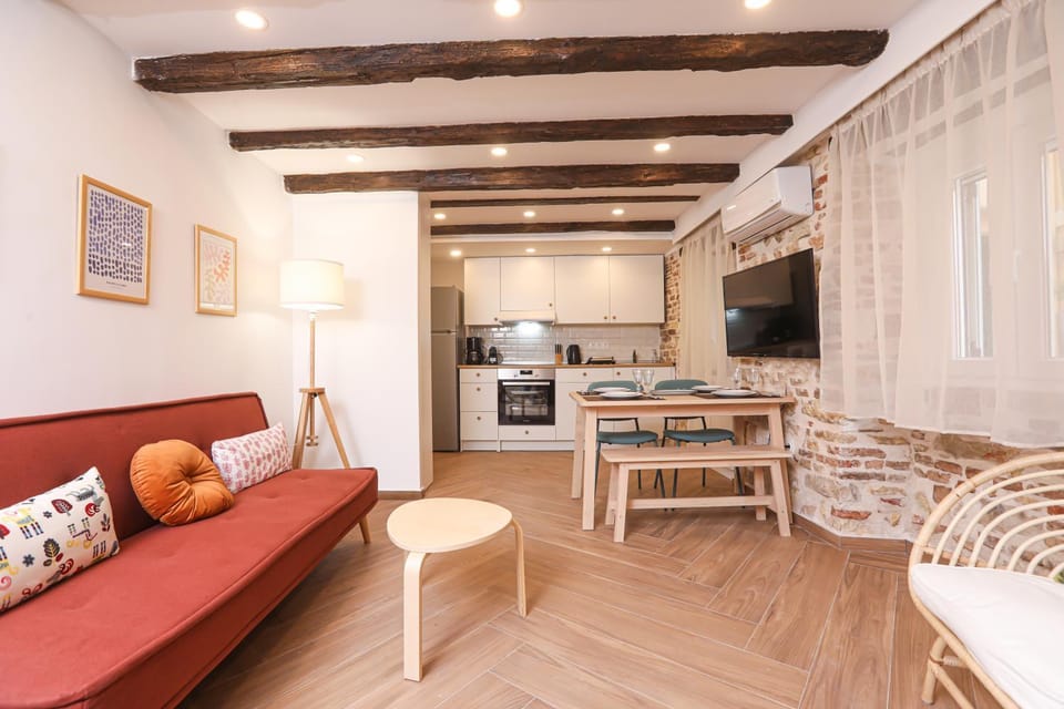 TV and multimedia, Kitchen or kitchenette, Living room, Seating area, Dining area