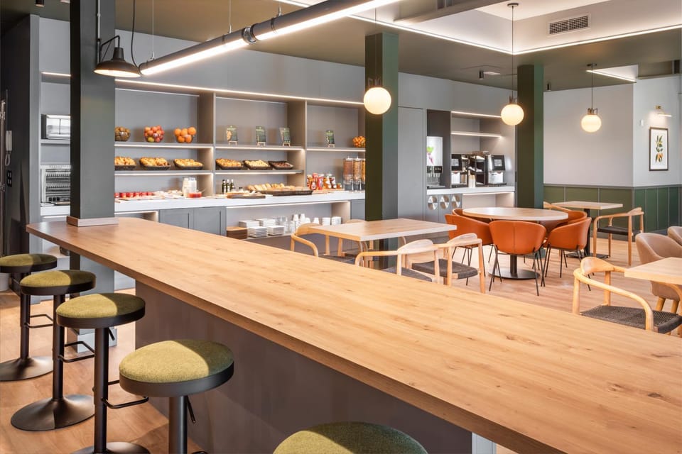 Restaurant/places to eat, Seating area