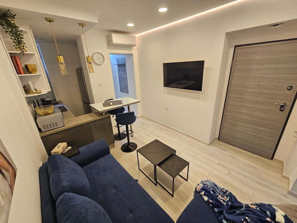 TV and multimedia, Kitchen or kitchenette, Living room, Seating area
