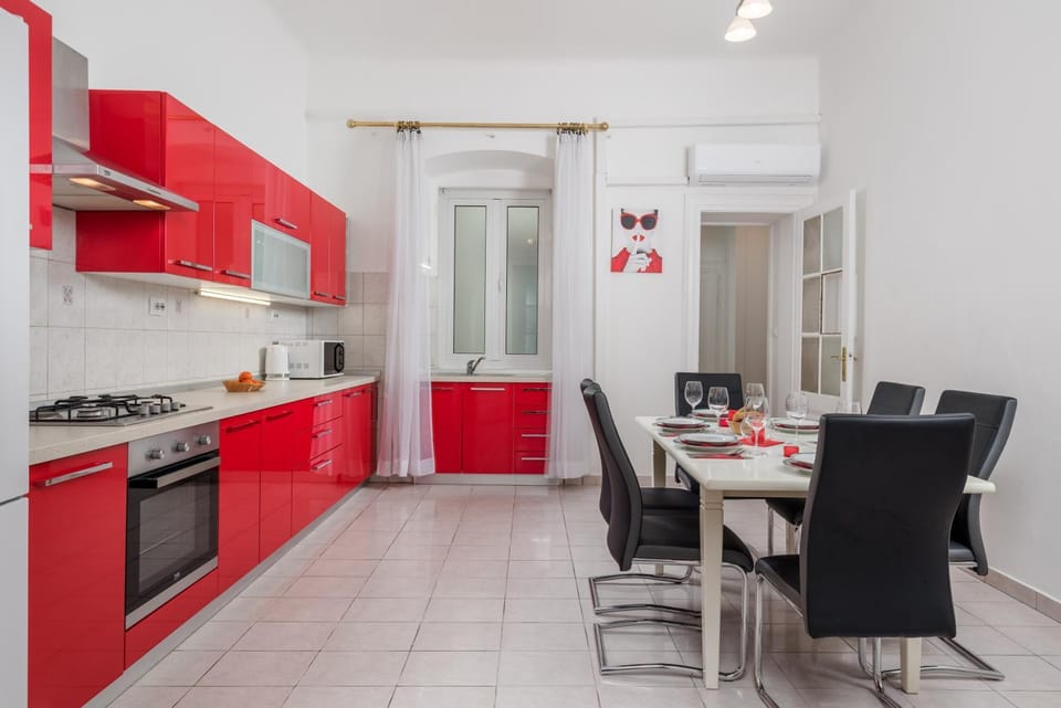 Kitchen or kitchenette, Dining area, minibar, pet friendly, stove, air conditioner