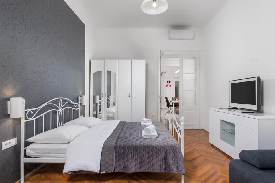 Bed, TV and multimedia, Bedroom, wardrobe, air conditioner
