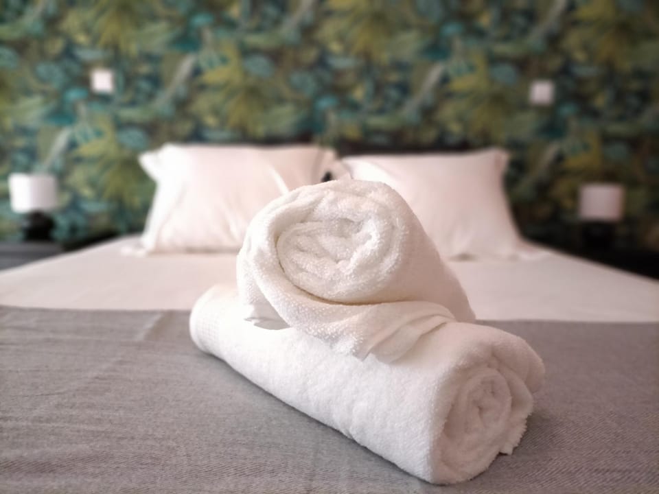 Bed, Bedroom, towels