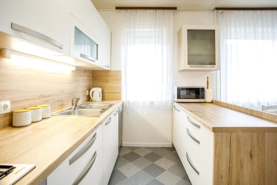 Kitchen or kitchenette, minibar