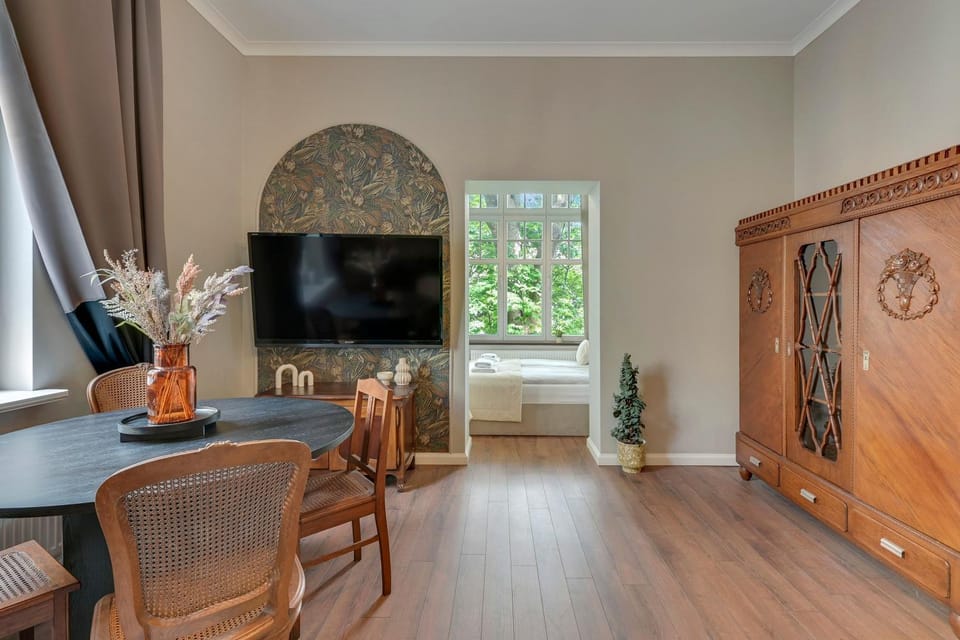 TV and multimedia, Living room, Seating area, Dining area