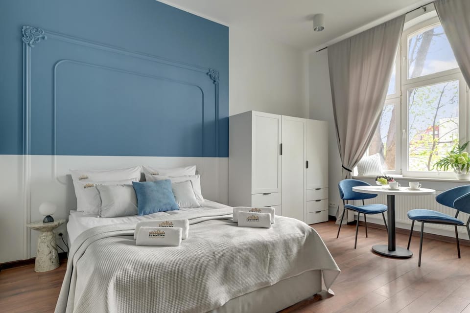 Bed, Living room, Photo of the whole room, Seating area, Bedroom, towels, wardrobe