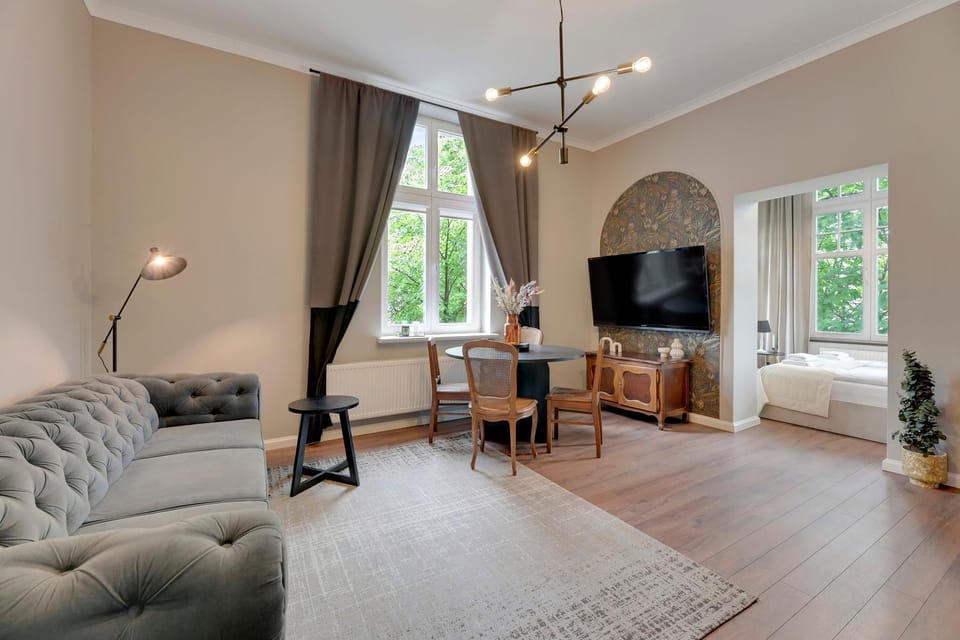 Communal lounge/ TV room, TV and multimedia, Living room, Seating area, Dining area, Evening entertainment
