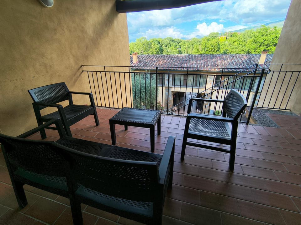 Patio, Day, Natural landscape, Balcony/Terrace