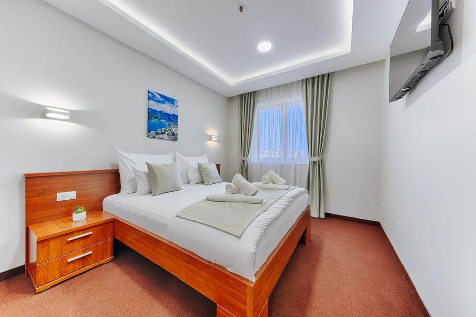 Bed, TV and multimedia, Photo of the whole room, Bedroom, towels