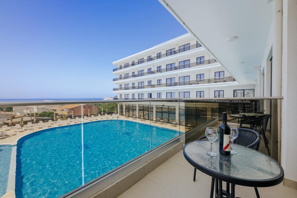 Balcony/Terrace, Pool view, Swimming pool