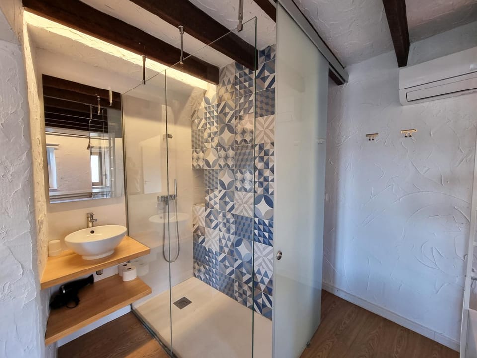 Shower, Toilet, Spring, Bed, Activities, Winter, Summer, Bathroom, Balcony/Terrace, Beach, Hiking, Animals, Animals, Animals, Autumn, Pets, Pets, Pets, Sea view, Sports, Entertainment, children, children, children, young children, young children, young children, older children, older children, older children, group of guests, group of guests, group of guests, cot, Family, Family, Family, hair dryier, microwave, pet friendly, pet friendly, washing machine, air conditioner