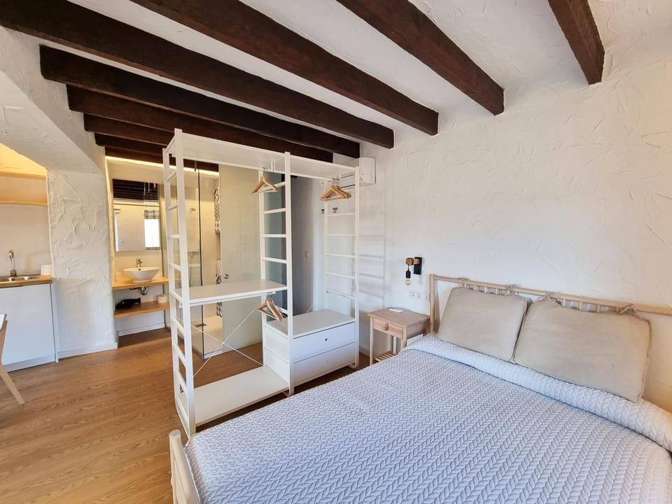 Shower, Spring, Bed, Activities, Winter, Summer, Balcony/Terrace, Kitchen or kitchenette, Living room, Photo of the whole room, Seating area, Dining area, Beach, Hiking, Animals, Animals, Animals, Bedroom, Autumn, Pets, Pets, Pets, Sea view, Sports, Entertainment, children, children, children, young children, young children, young children, older children, older children, older children, group of guests, group of guests, group of guests, cot, Family, Family, Family, hair dryier, microwave, pet friendly, pet friendly, wardrobe, washing machine, air conditioner