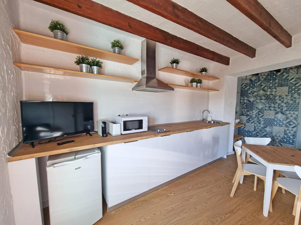 Shower, Spring, Bed, Activities, Winter, Summer, TV and multimedia, Balcony/Terrace, Kitchen or kitchenette, Dining area, Beach, Hiking, Animals, Animals, Animals, Autumn, Pets, Pets, Pets, Sea view, Sports, Entertainment, children, children, children, young children, young children, young children, older children, older children, older children, group of guests, group of guests, group of guests, cot, Family, Family, Family, hair dryier, microwave, minibar, pet friendly, pet friendly, stove, washing machine, air conditioner