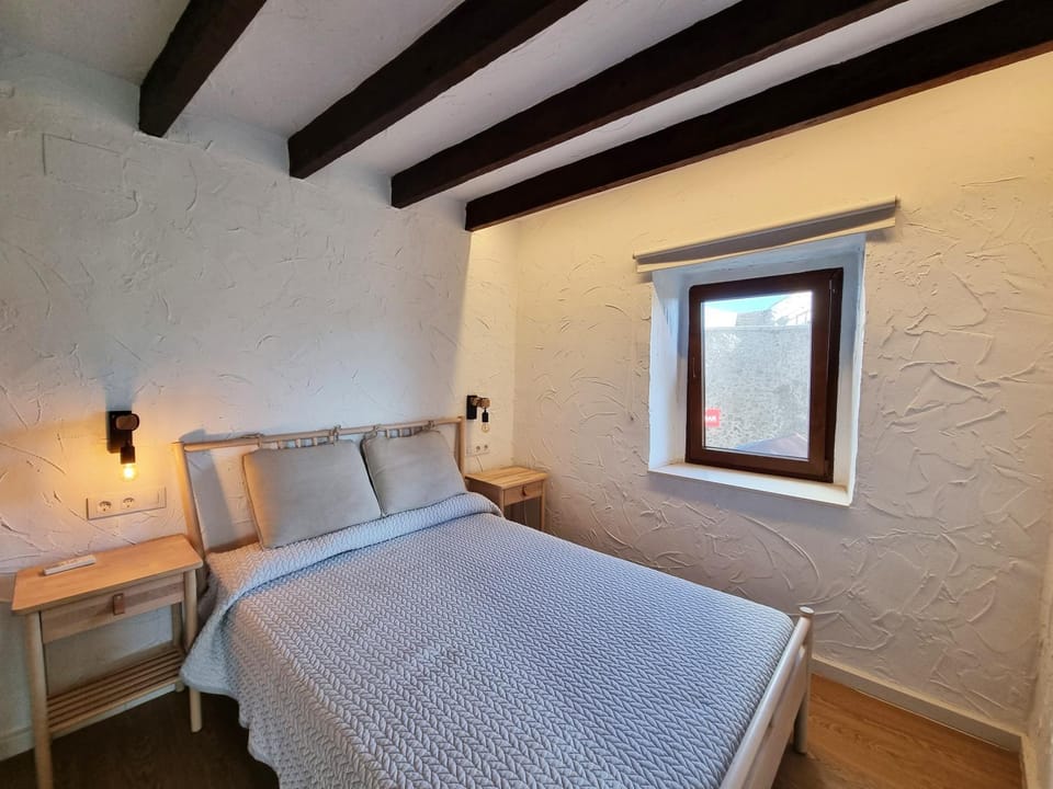 Shower, Spring, Bed, Activities, Winter, Summer, Balcony/Terrace, Photo of the whole room, Beach, Hiking, Animals, Animals, Animals, Bedroom, Autumn, Pets, Pets, Pets, Sea view, Sports, Entertainment, children, children, children, young children, young children, young children, older children, older children, older children, group of guests, group of guests, group of guests, cot, Family, Family, Family, hair dryier, microwave, pet friendly, pet friendly, washing machine, air conditioner