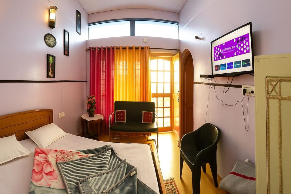 Bed, TV and multimedia, Bedroom