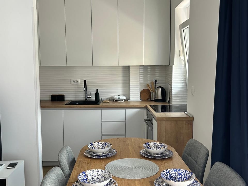 Coffee/tea facilities, Dining area, dishwasher, stove, kitchen