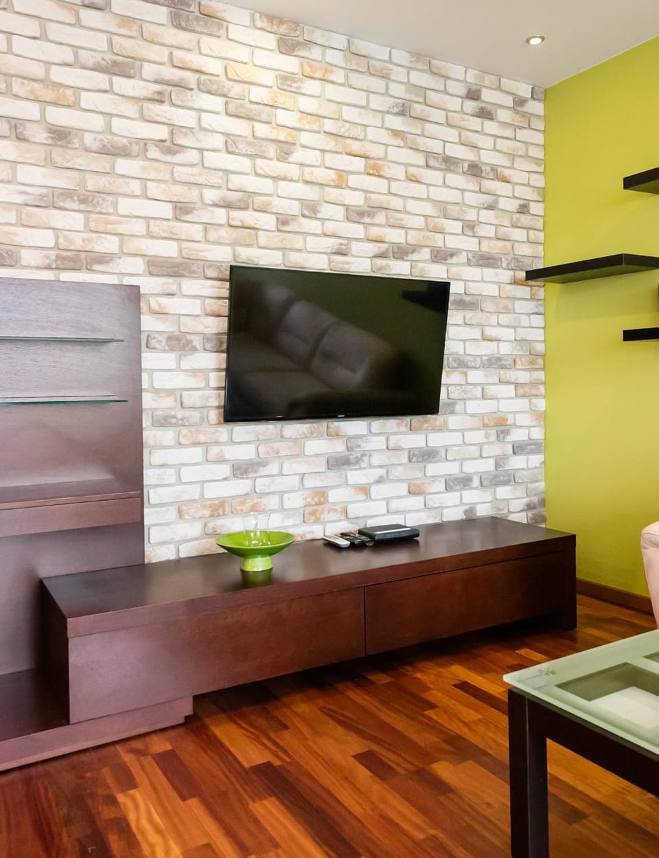 TV and multimedia, Living room, Seating area, Evening entertainment