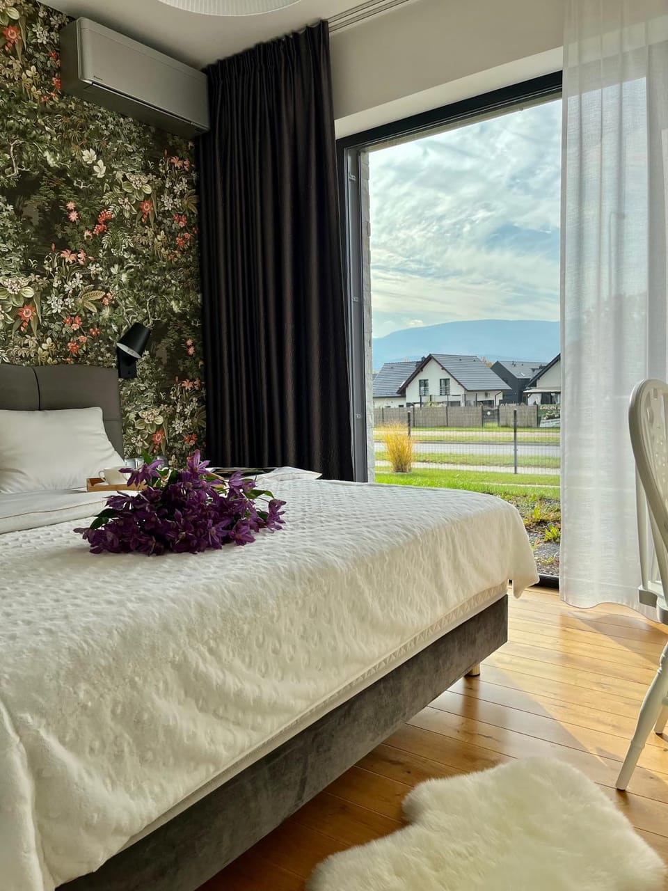 Bed, View (from property/room), Balcony/Terrace, Photo of the whole room, Bedroom, Mountain view