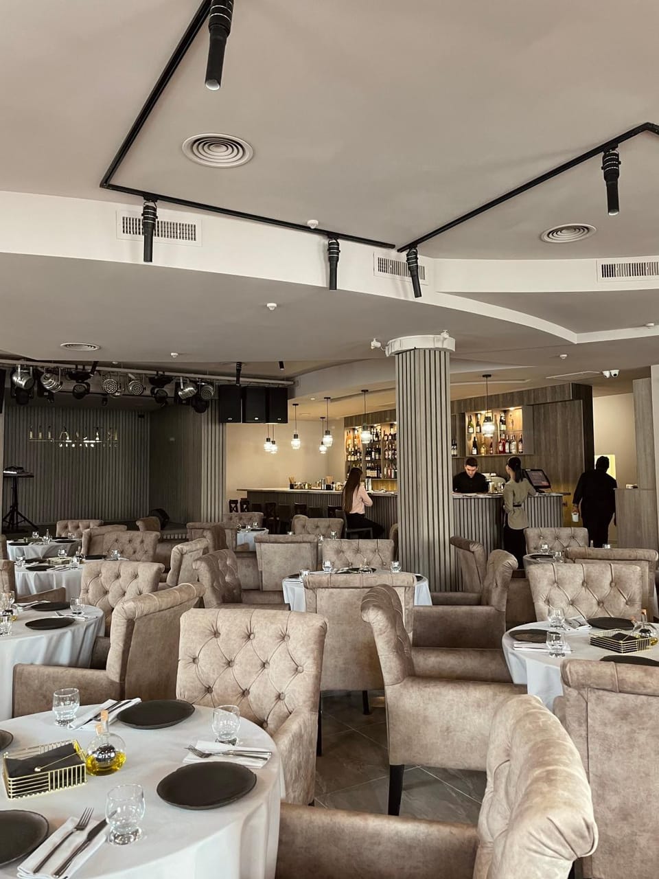 Restaurant/places to eat, Restaurant/places to eat, Banquet/Function facilities, Seating area