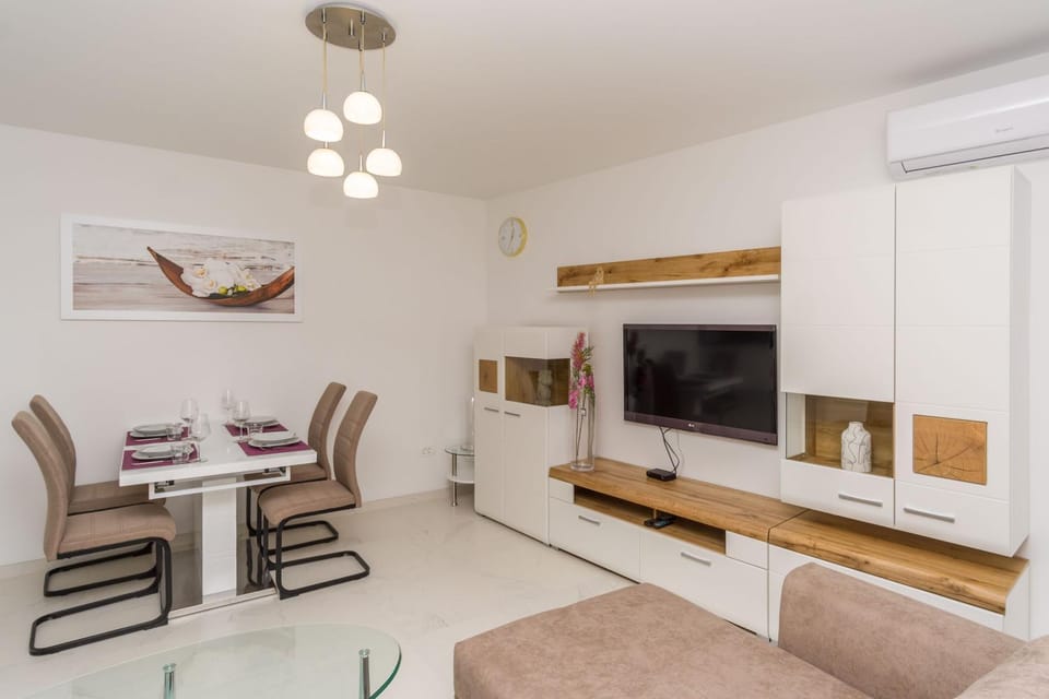 TV and multimedia, Living room, Dining area, air conditioner