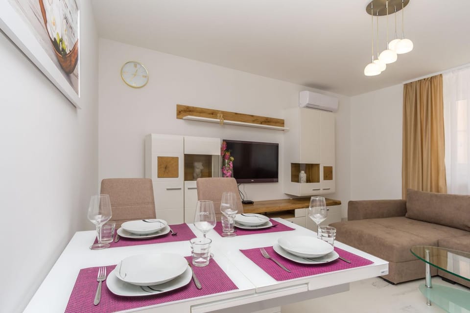 TV and multimedia, Living room, Dining area