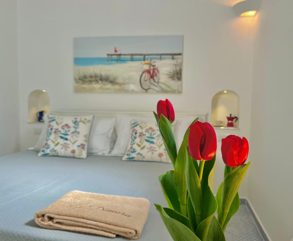 Bed, Photo of the whole room, Decorative detail, Bedroom, towels