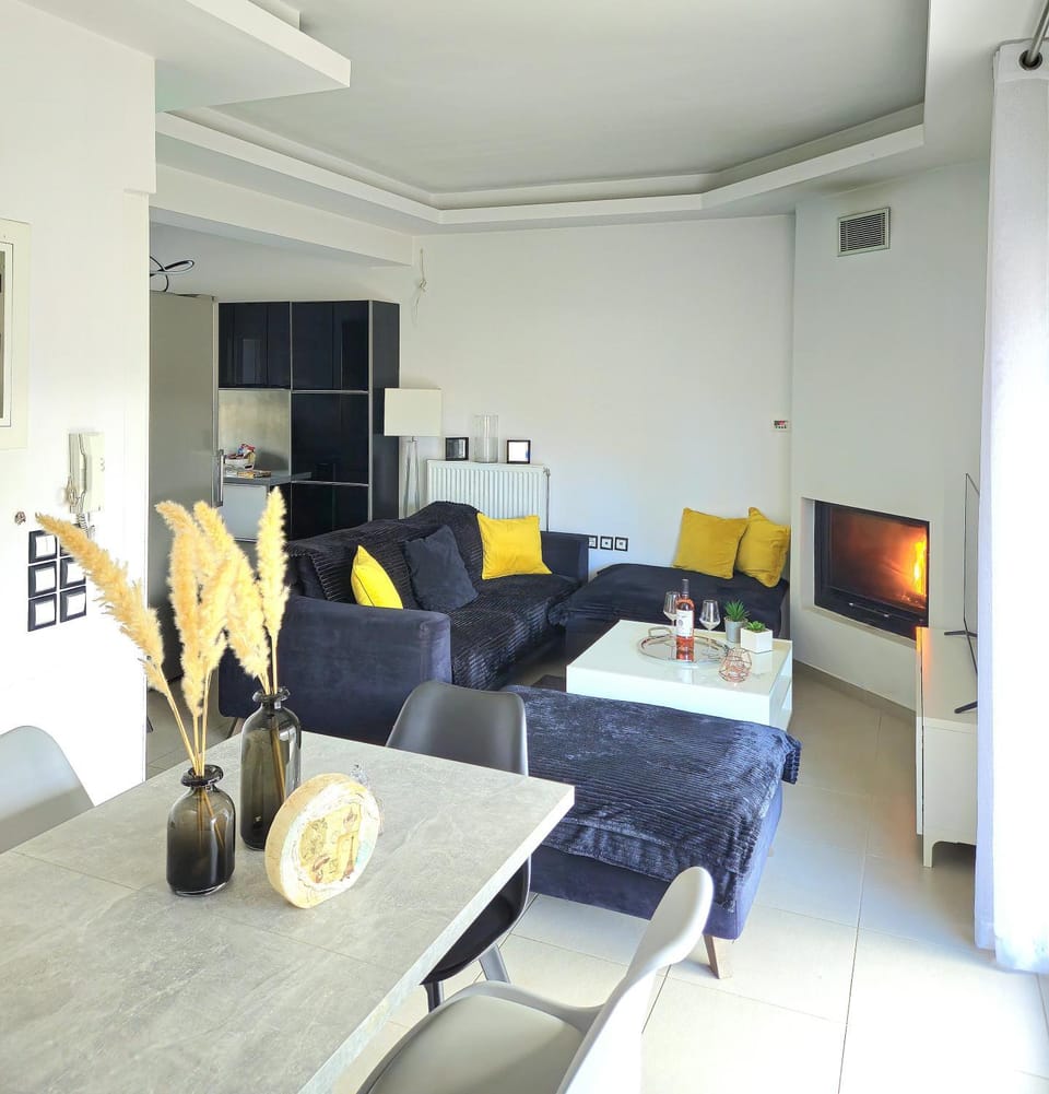 TV and multimedia, Living room, Seating area, Dining area, fireplace