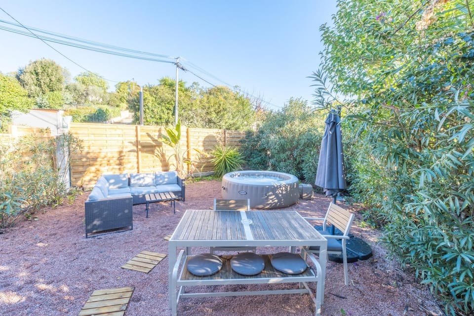 Hot Tub, Dining area, Garden view