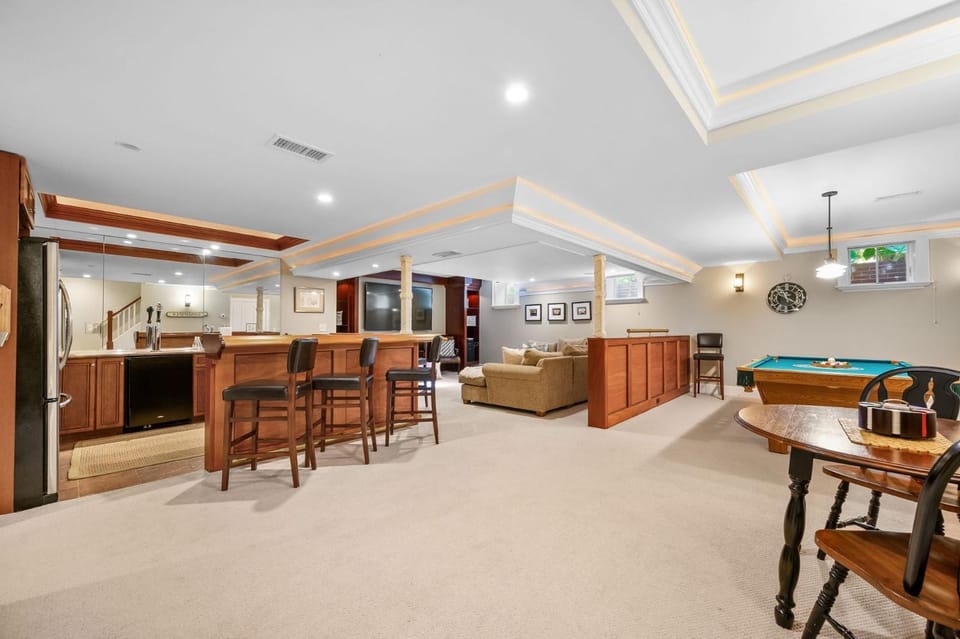 Walk to Beach and Town, Hot tub, Sleeps 8, Pet Friendly House in Chatham