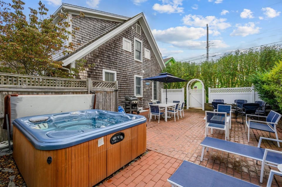 Walk to Beach and Town, Hot tub, Sleeps 8, Pet Friendly House in Chatham
