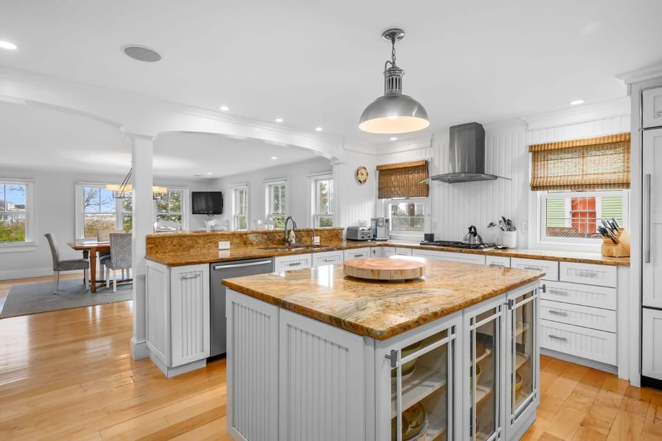 Walk to Beach and Town, Hot tub, Sleeps 8, Pet Friendly House in Chatham