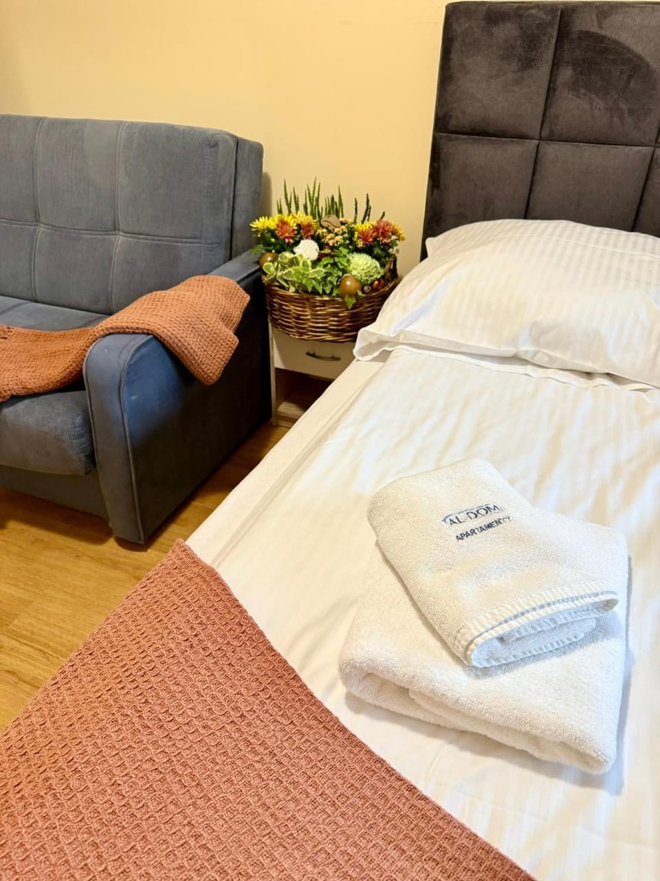 Bed, Seating area, towels
