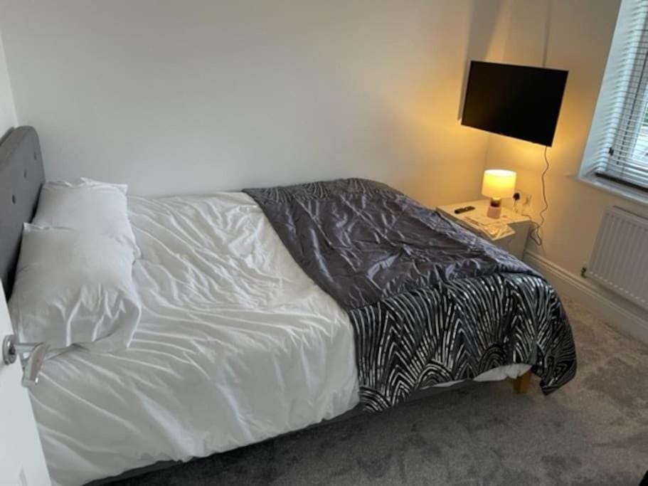 *BRAND NEW* renovated 3 bed with parking & WIFI House in Corby