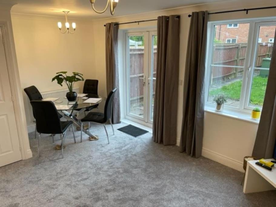 *BRAND NEW* renovated 3 bed with parking & WIFI House in Corby