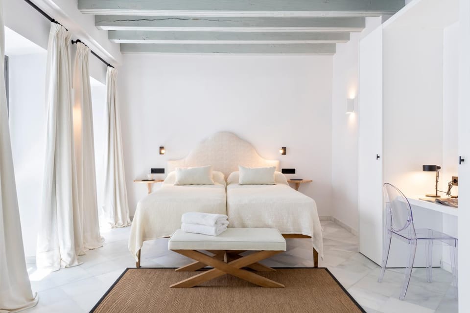 Bed, Photo of the whole room, Seating area, Bedroom
