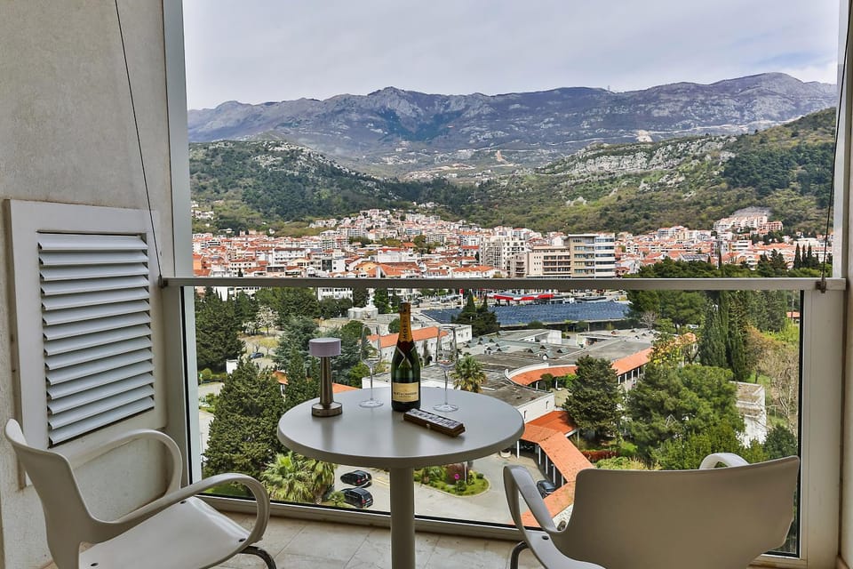 Natural landscape, View (from property/room), Balcony/Terrace, City view, Mountain view