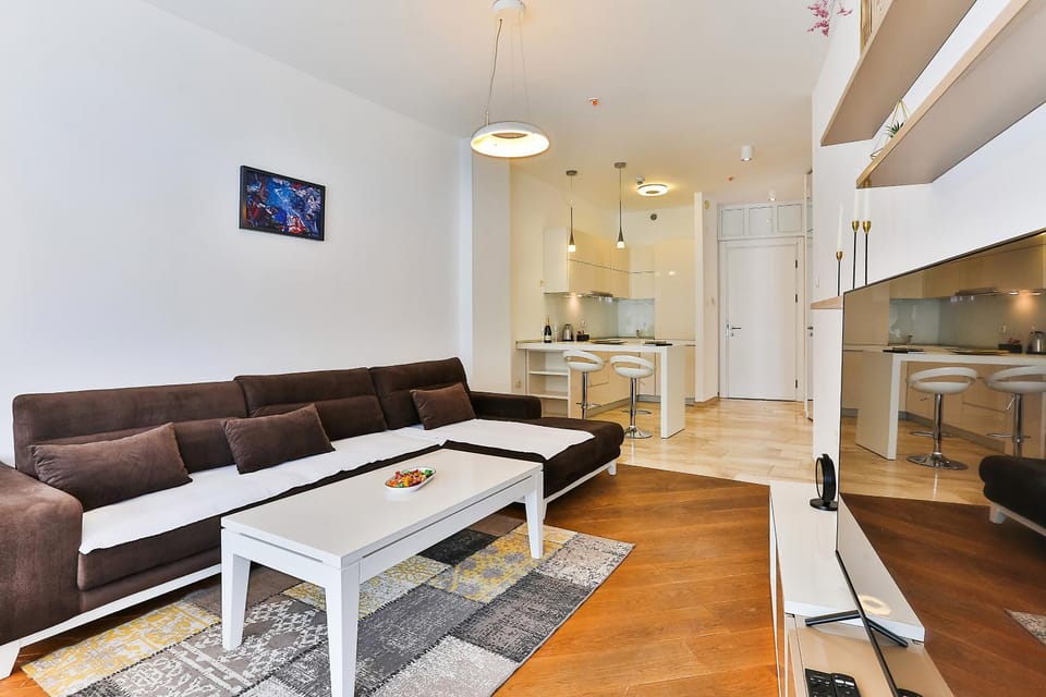 TV and multimedia, Kitchen or kitchenette, Living room, Seating area, Dining area, stove