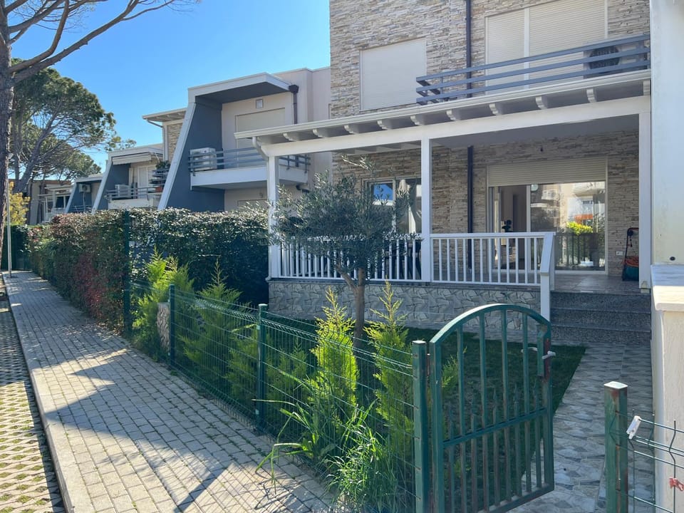 Property building, Spring, Day, Garden, Garden view