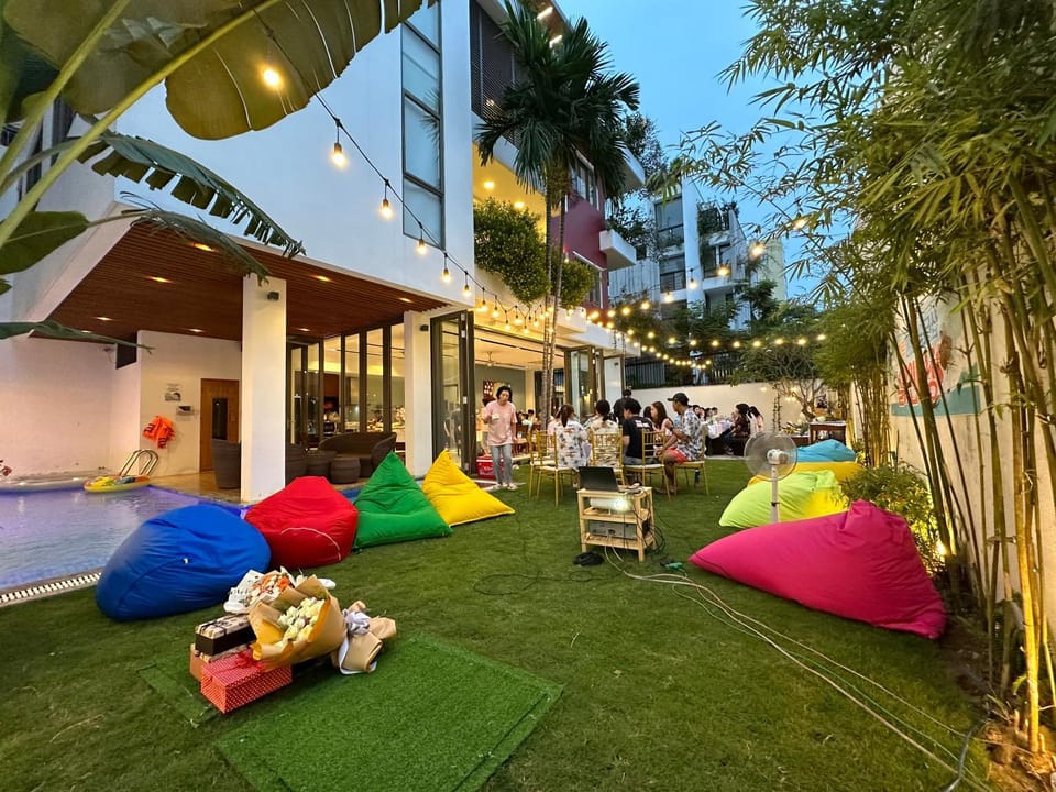 Patio, People, Garden, Evening entertainment, Garden view, group of guests