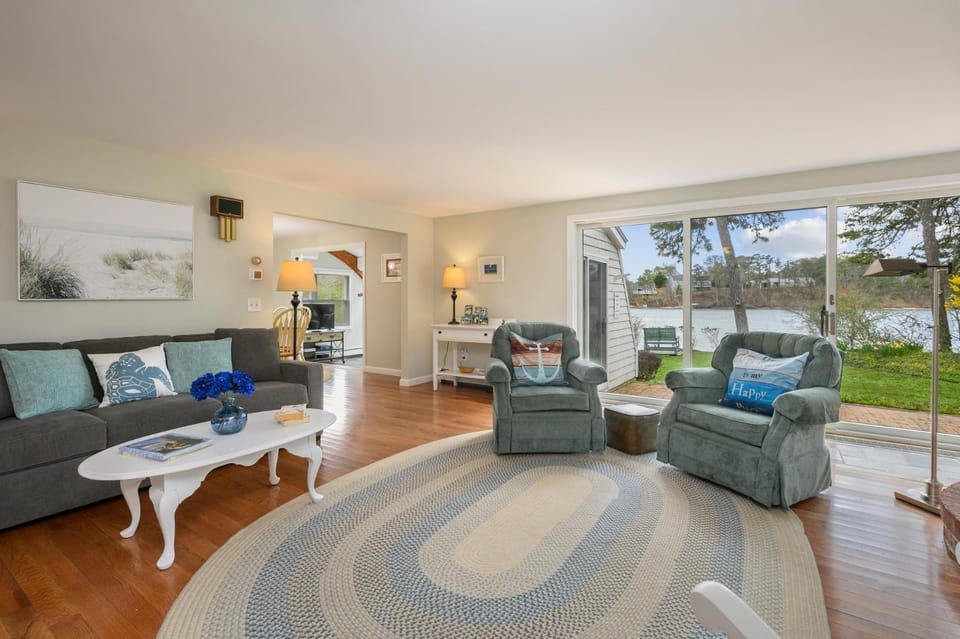 Poppys Pond: Pondfront Cape Home with A/C Wifi House in Harwich