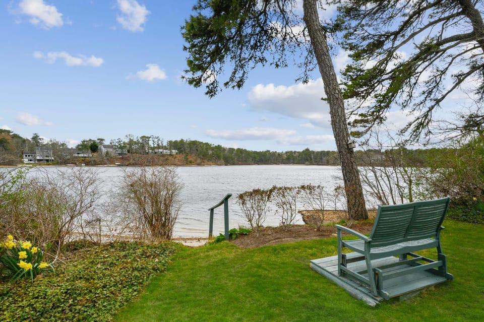 Poppys Pond: Pondfront Cape Home with A/C Wifi House in Harwich