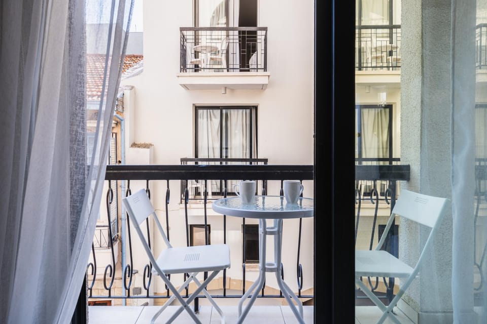 View (from property/room), Balcony/Terrace, Seating area, Dining area, City view