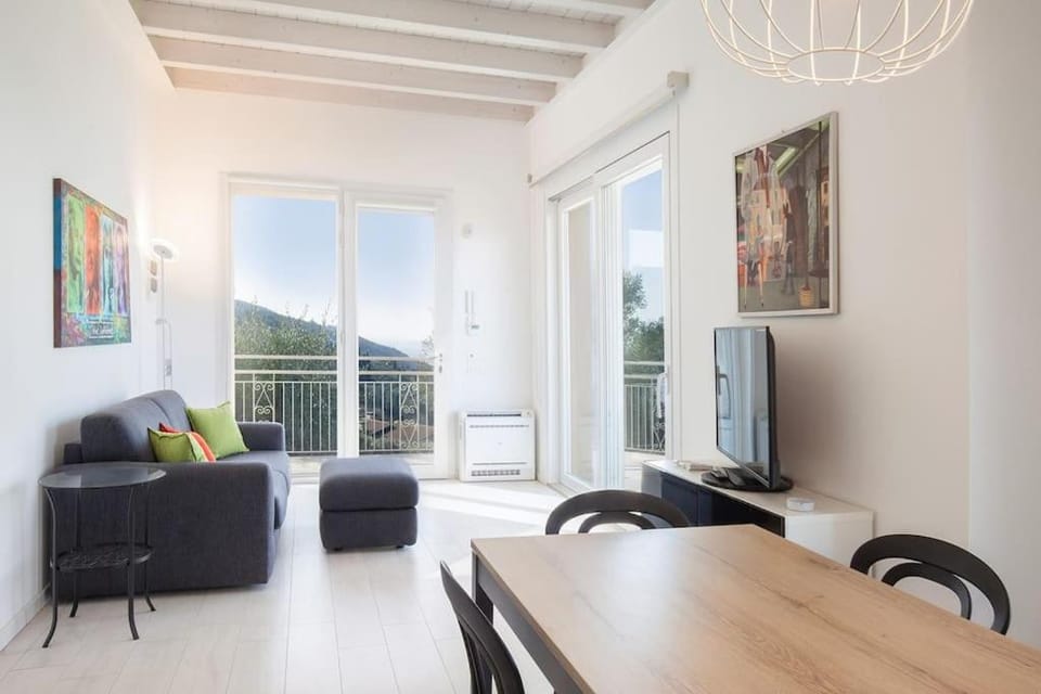 Villa Malù - APT Luisa Piscina e vista lago Apartment in Torri del Benaco