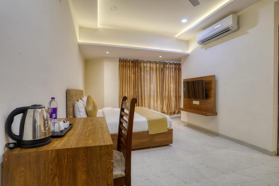 TV and multimedia, Living room, Seating area, air conditioner