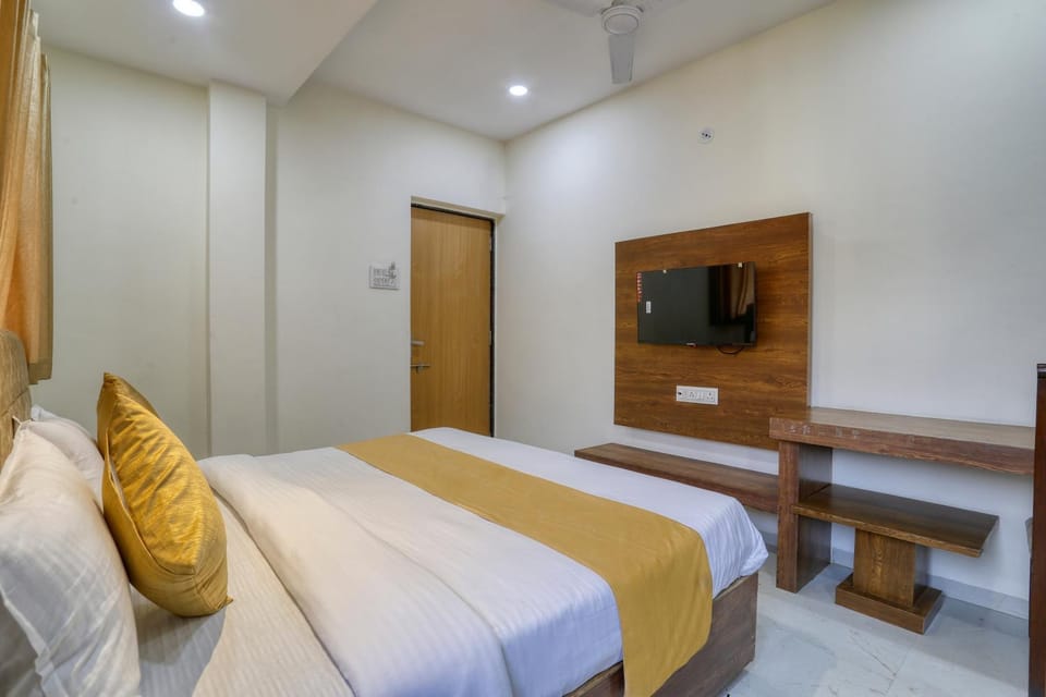 Communal lounge/ TV room, Bed, TV and multimedia, Photo of the whole room, Evening entertainment, Bedroom, wardrobe