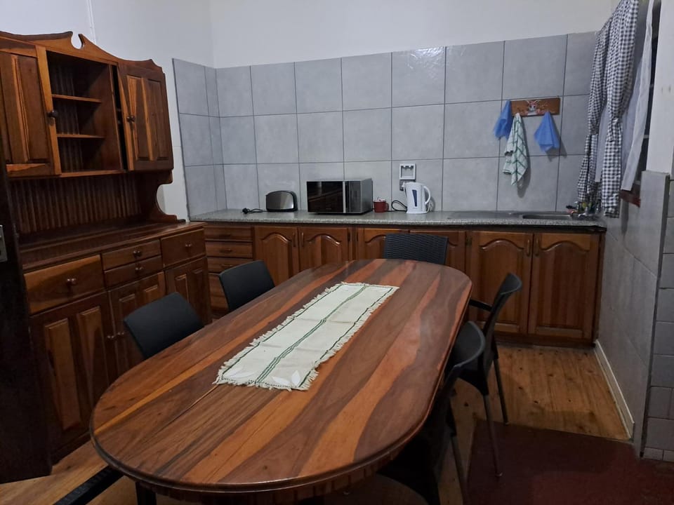 Coffee/tea facilities, Kitchen or kitchenette, Dining area, minibar, stove