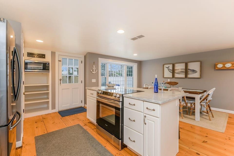 Tide the Knot: Cozy Cape w/ Yard Central A/C House in Hyannis Port