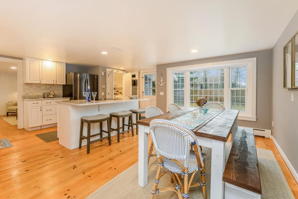 Tide the Knot: Cozy Cape w/ Yard Central A/C House in Hyannis Port