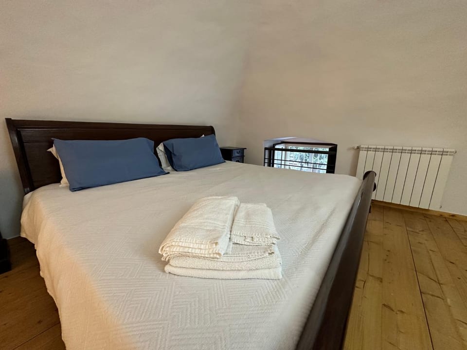 Bed, towels