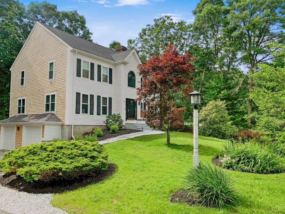 Moon Compass Escape – Spacious Cape Cod Retreat House in Mashpee